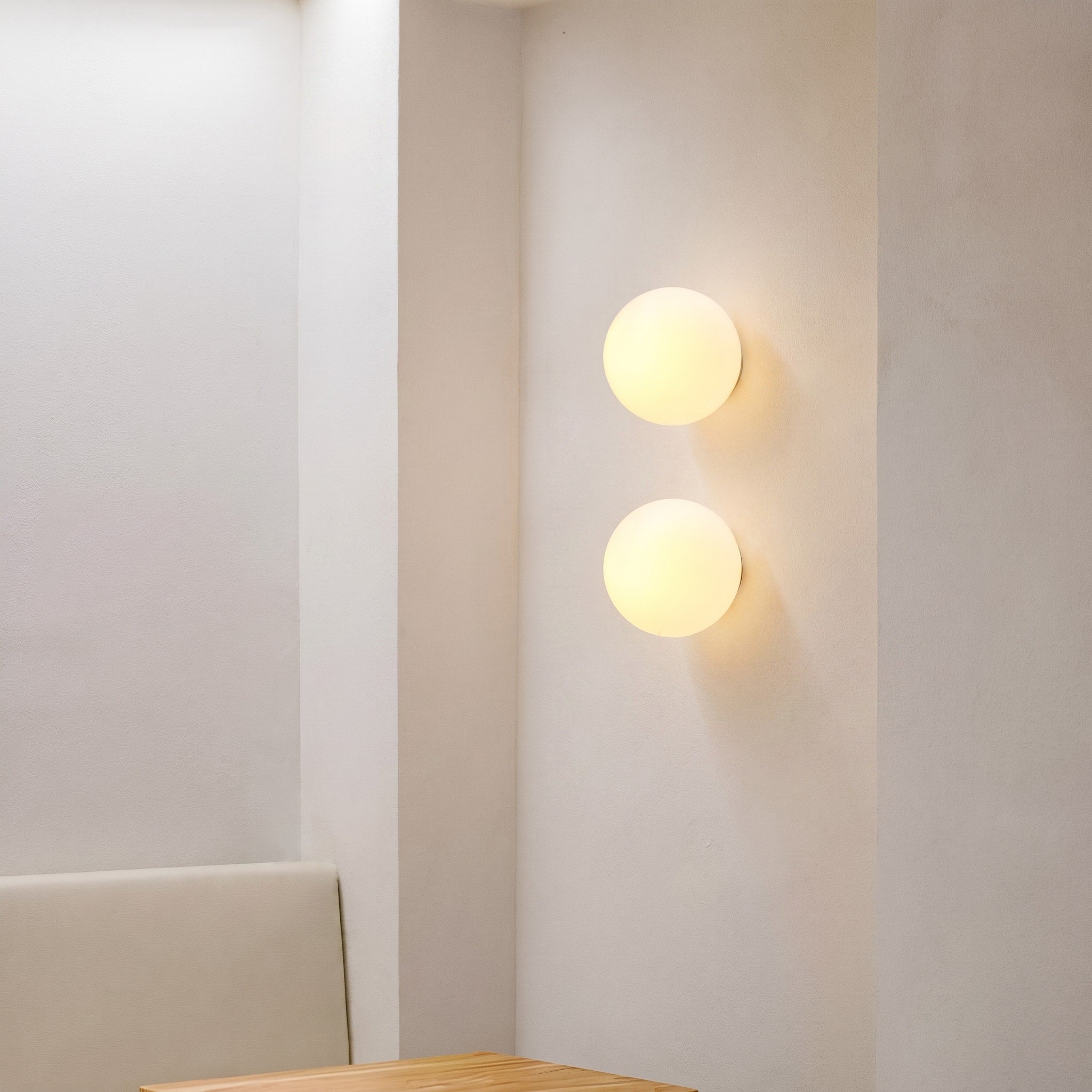 Runde Wandleuchte mit Glaskugel im minimalistischen Design - Wall Light Fixtures - Weiß - Voldeva