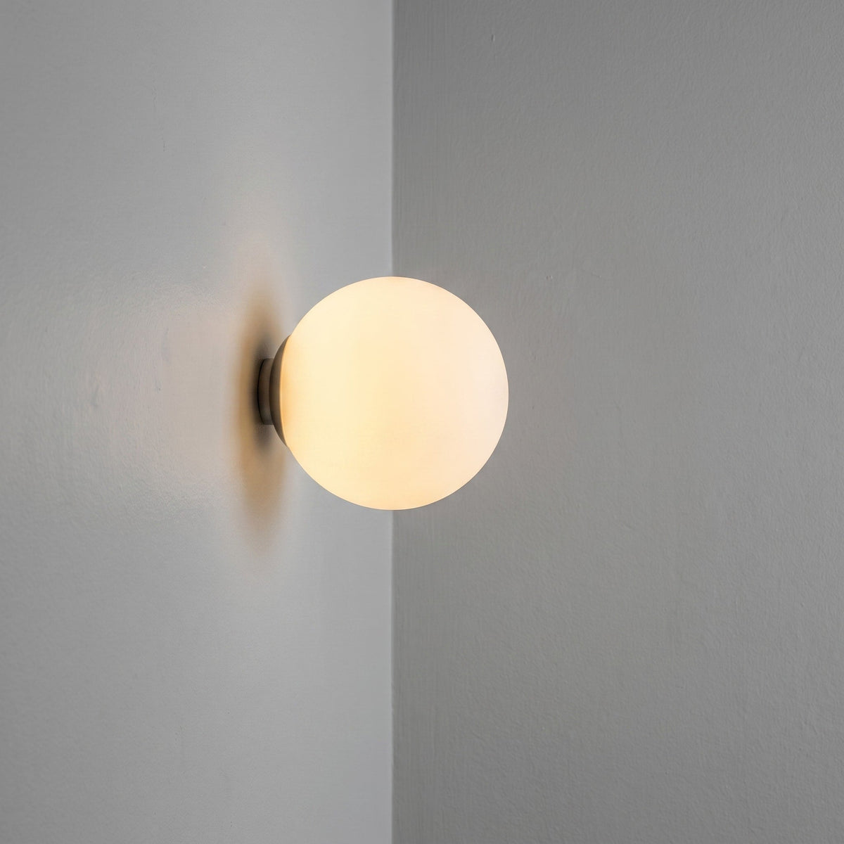 Runde Wandleuchte mit Glaskugel im minimalistischen Design - Wall Light Fixtures - Weiß - Voldeva