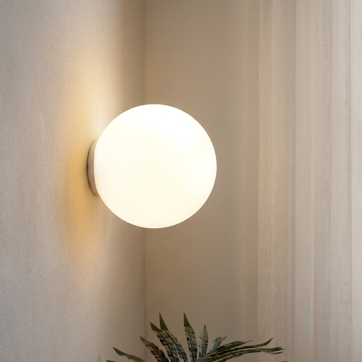 Runde Wandleuchte mit Glaskugel im minimalistischen Design - Wall Light Fixtures - Weiß - Voldeva