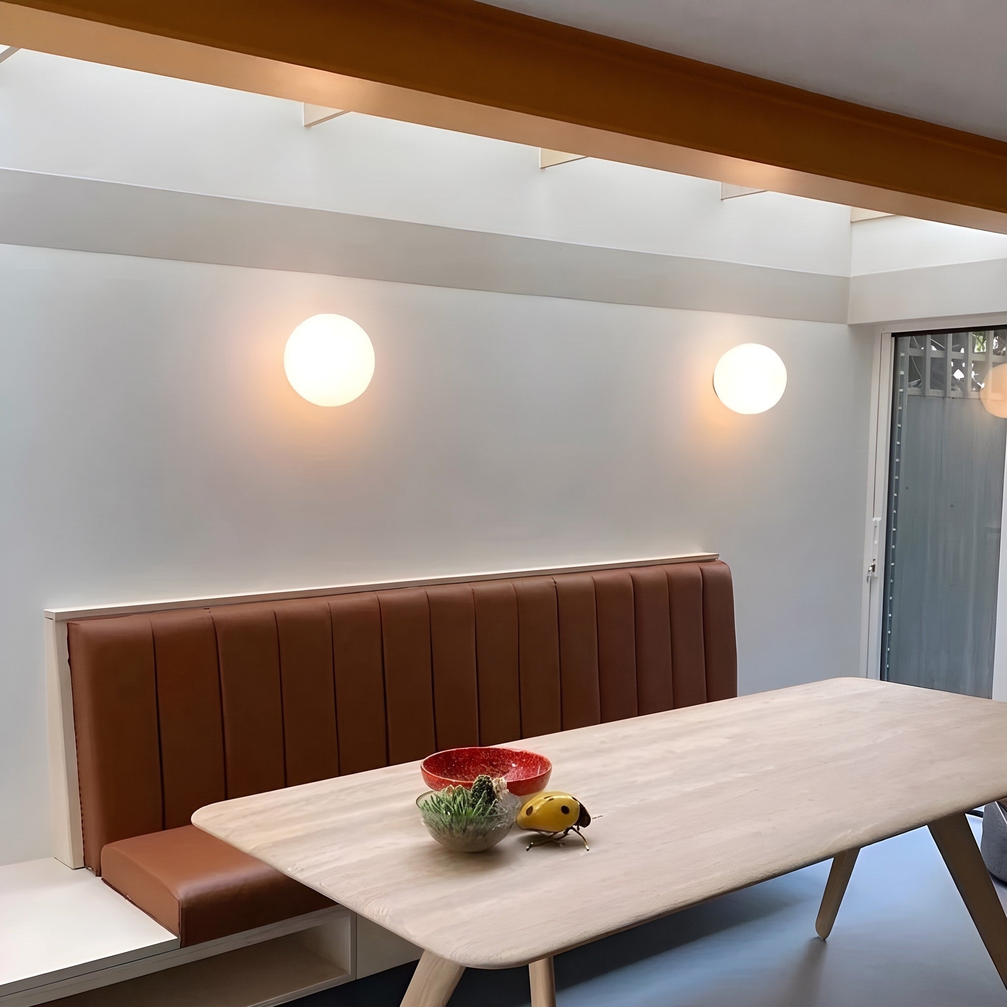 Runde Wandleuchte mit Glaskugel im minimalistischen Design - Wall Light Fixtures - Weiß - Voldeva