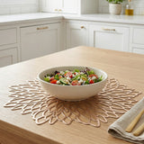 Rundes Tischset mit ausgestanztem Blumenmuster