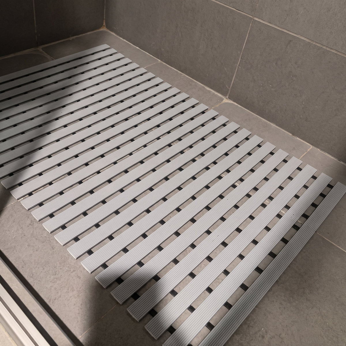 Rutschfeste Wasserdichte Ablauf-Duschmatte - Bath Mats & Rugs - Grau - Voldeva