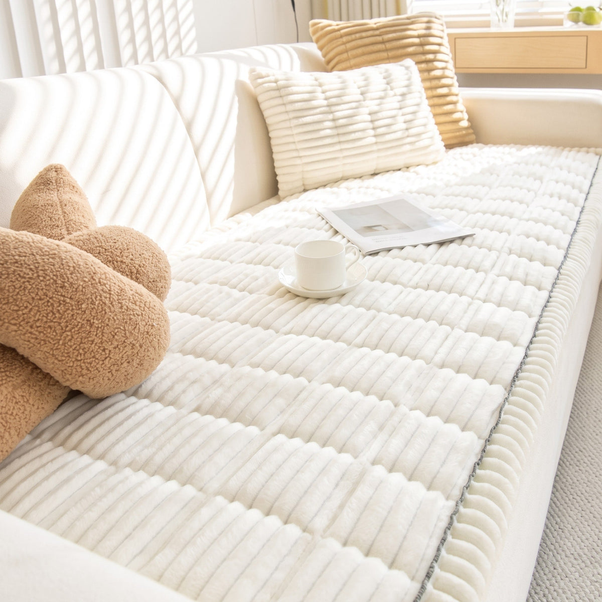 Rutschfester Plüsch-Sofaüberwurf mit Rippenstruktur - Slipcovers - Weiß - Voldeva