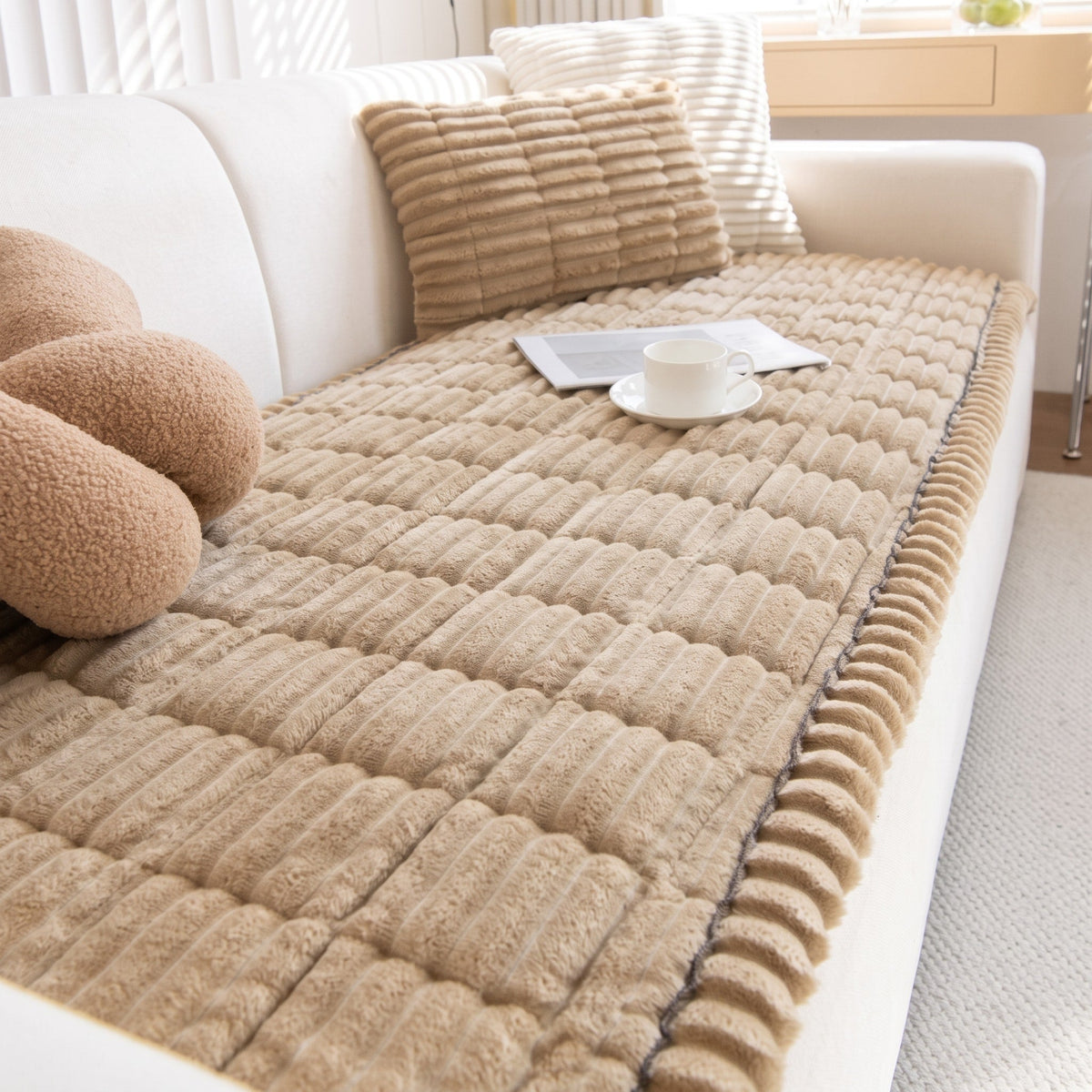 Rutschfester Plüsch-Sofaüberwurf mit Rippenstruktur - Slipcovers - Beige - Voldeva