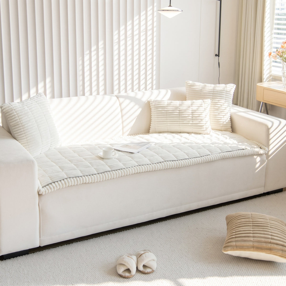 Rutschfester Plüsch-Sofaüberwurf mit Rippenstruktur - Slipcovers - Weiß - Voldeva