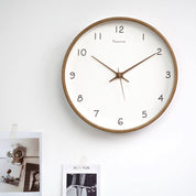 Samuel – Stille Analoge Wanduhr aus Massivholz - Wanduhr - Braun - Voldeva