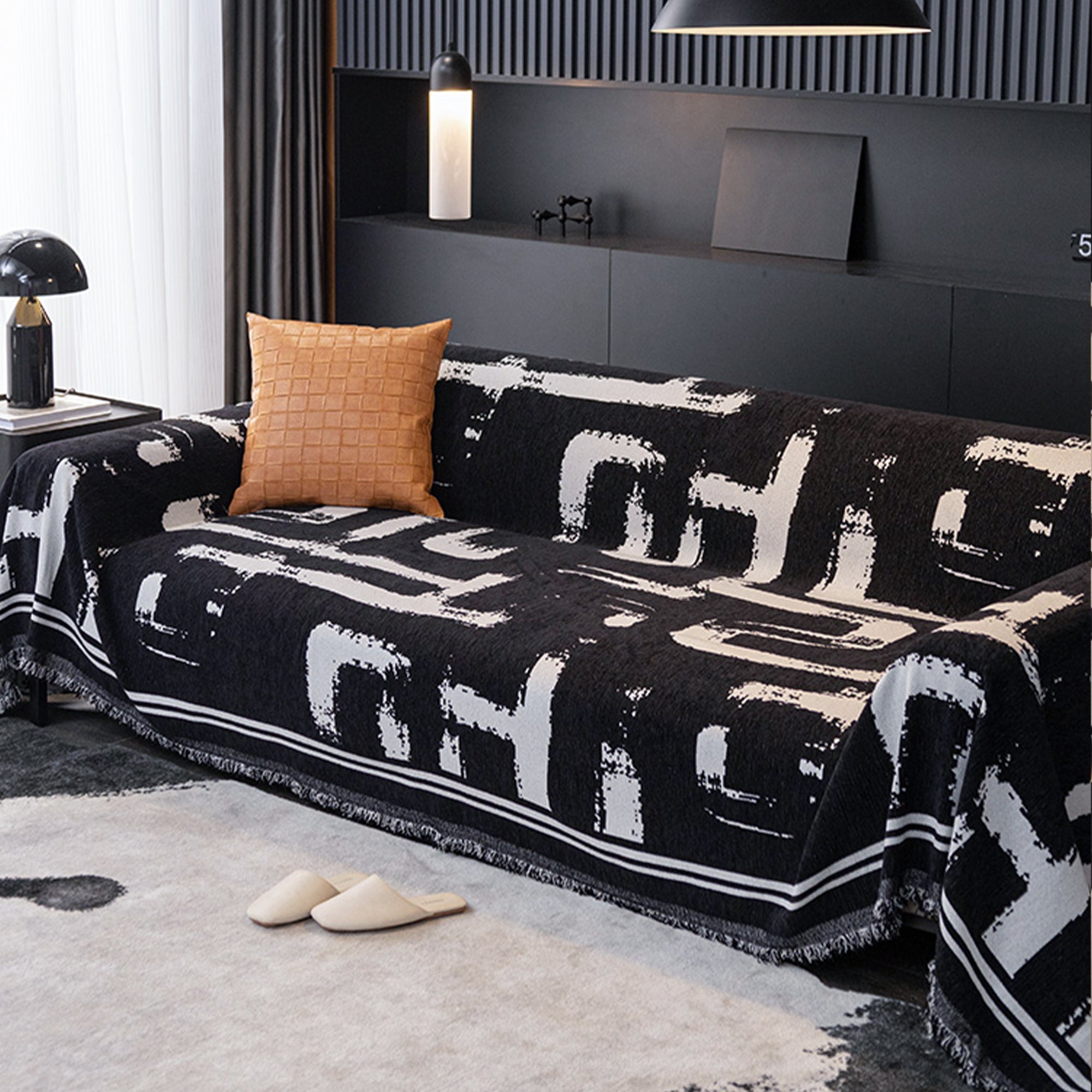 Sofabezug Mit Abstraktem Muster Und Fransen - Wohnzimmer - Schwarze Tintenstriche - Voldeva