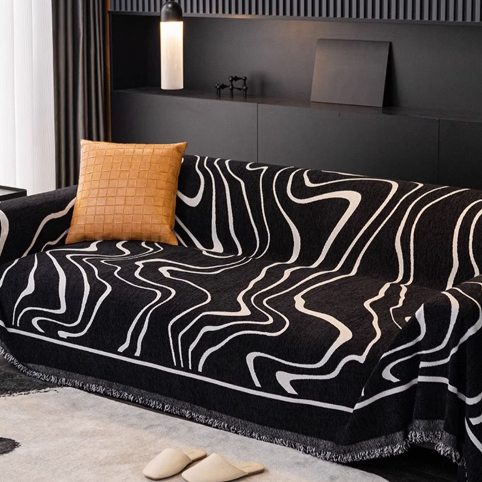 Sofabezug Mit Abstraktem Muster Und Fransen - Wohnzimmer - Schwarze Tintenstriche - Voldeva