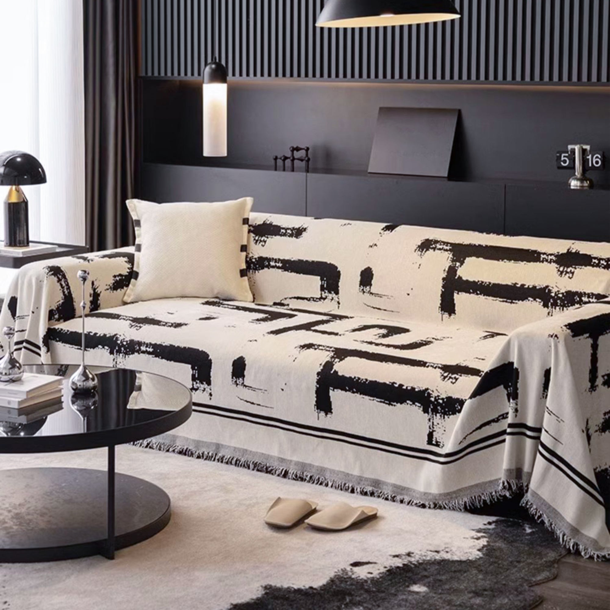 Sofabezug Mit Abstraktem Muster Und Fransen - Wohnzimmer - Schwarze Tintenstriche - Voldeva