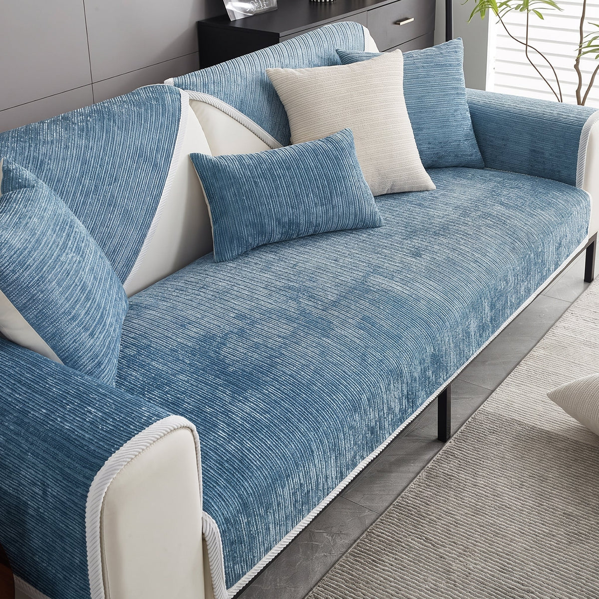 Strukturierte Chenille Sofa-Schonbezug mit rutschfester Unterseite - Slipcovers - Blau - Voldeva