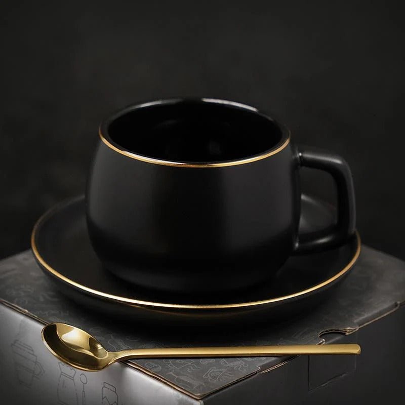 Tasse und Untertasse mit goldenem Rand - Becher - Schwarz - Voldeva