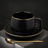 Tasse und Untertasse mit goldenem Rand