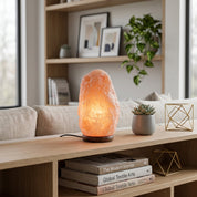 Tischlampe in Himalaya-Salz-Optik mit Holzsockel - Tischlampen - Voldeva
