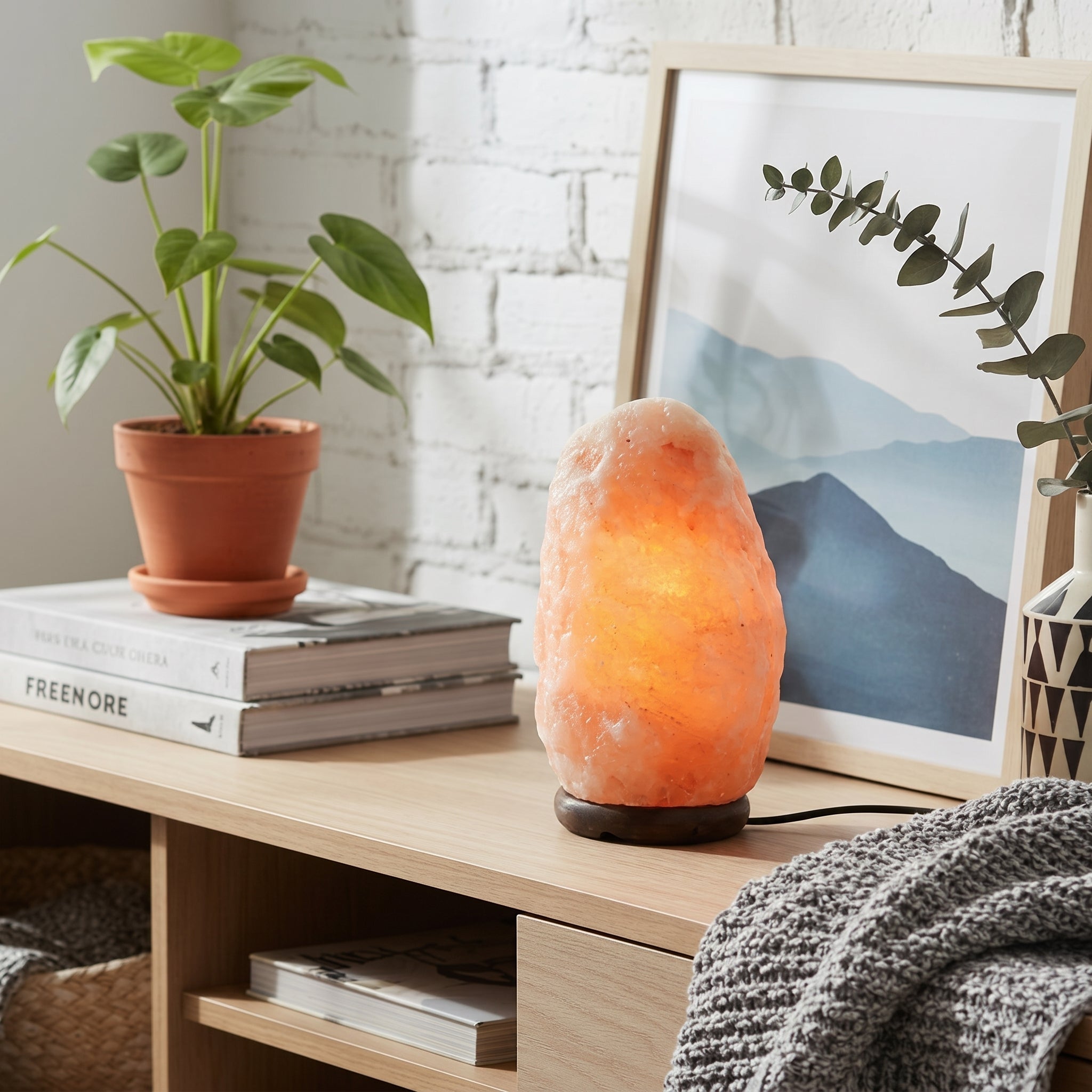 Tischlampe in Himalaya-Salz-Optik mit Holzsockel - Tischlampen - Voldeva