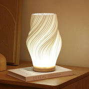 Tischlampe mit gedrehtem Spiralschirm und Holzsockel - Tischlampe - Mittel - Voldeva