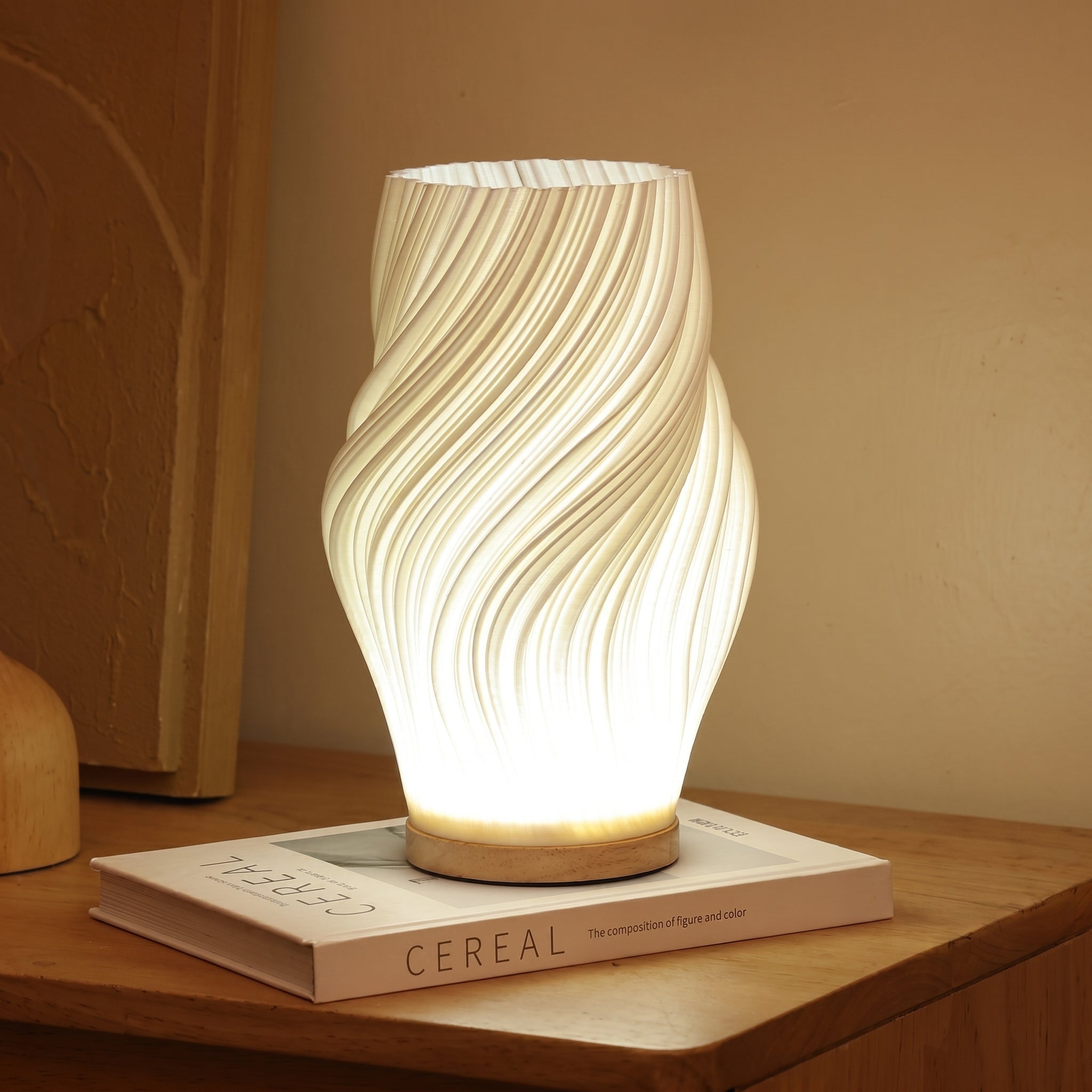 Tischlampe mit gedrehtem Spiralschirm und Holzsockel - Tischlampe - Mittel - Voldeva