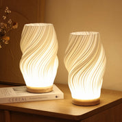 Tischlampe mit gedrehtem Spiralschirm und Holzsockel - Tischlampe - Mittel - Voldeva