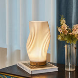 Tischlampe mit gedrehtem Spiralschirm und Holzsockel