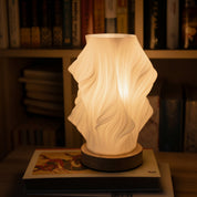 Tischlampe mit gedrehtem Spiralschirm und Holzsockel - Tischlampe - Mittel - Voldeva