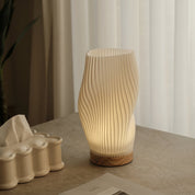 Tischlampe mit gedrehtem Spiralschirm und Holzsockel - Tischlampe - Mittel - Voldeva