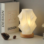 Tischlampe mit gedrehtem Spiralschirm und Holzsockel - Tischlampe - Mittel - Voldeva