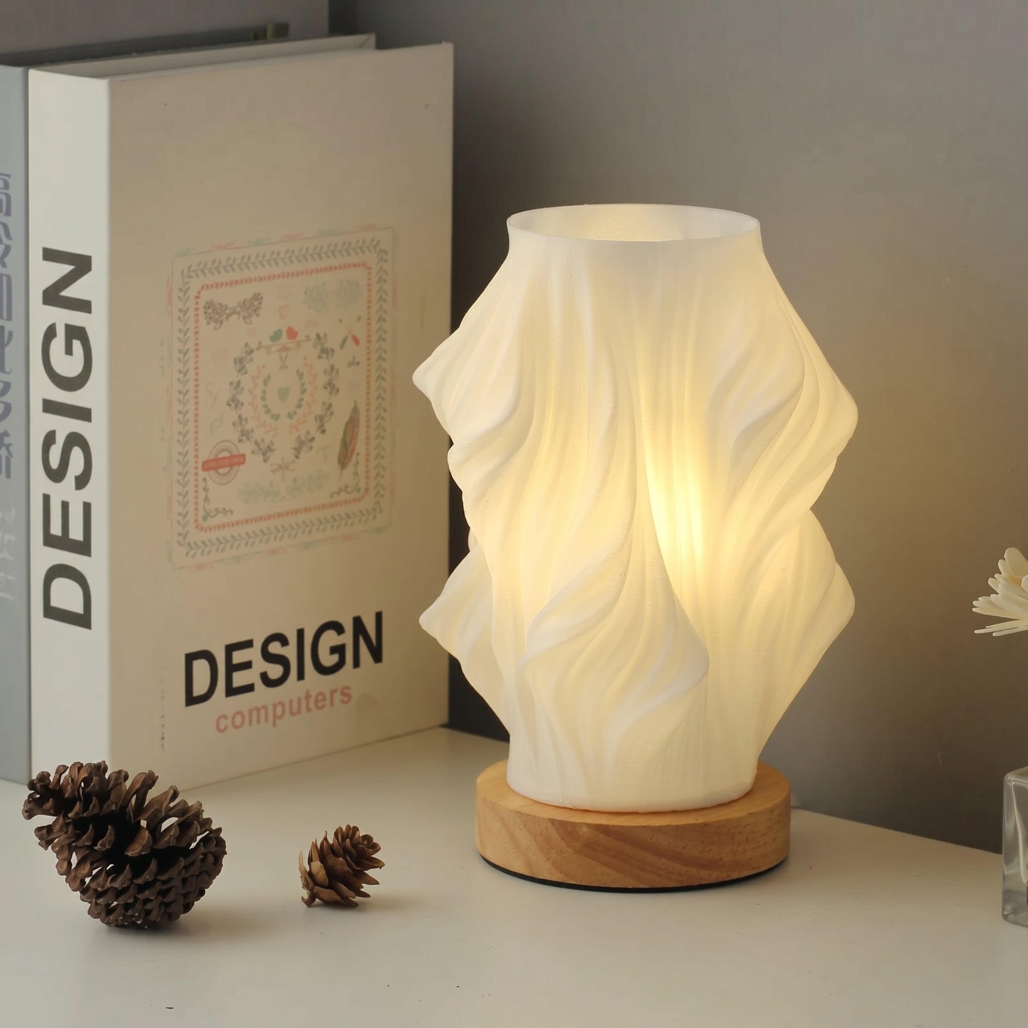 Tischlampe mit gedrehtem Spiralschirm und Holzsockel - Tischlampe - Mittel - Voldeva