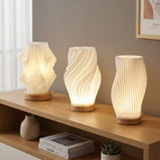 Tischlampe mit gedrehtem Spiralschirm und Holzsockel - Tischlampe - Mittel - Voldeva