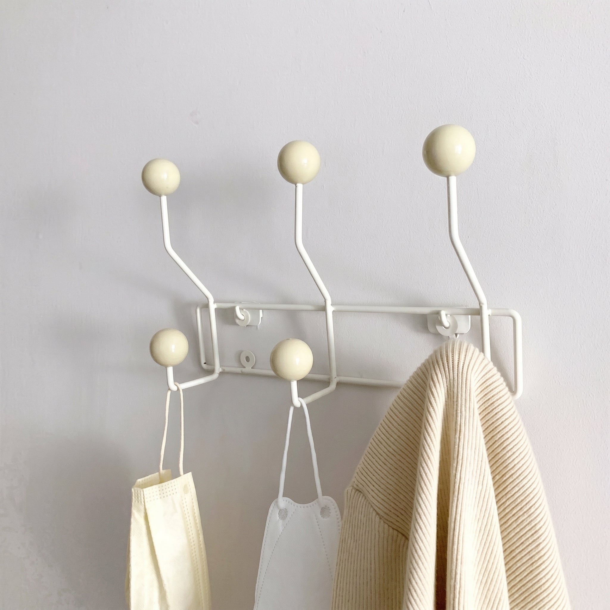Wandmontiertes Gestell mit Kugelknöpfen - Haken - Weiß - Voldeva