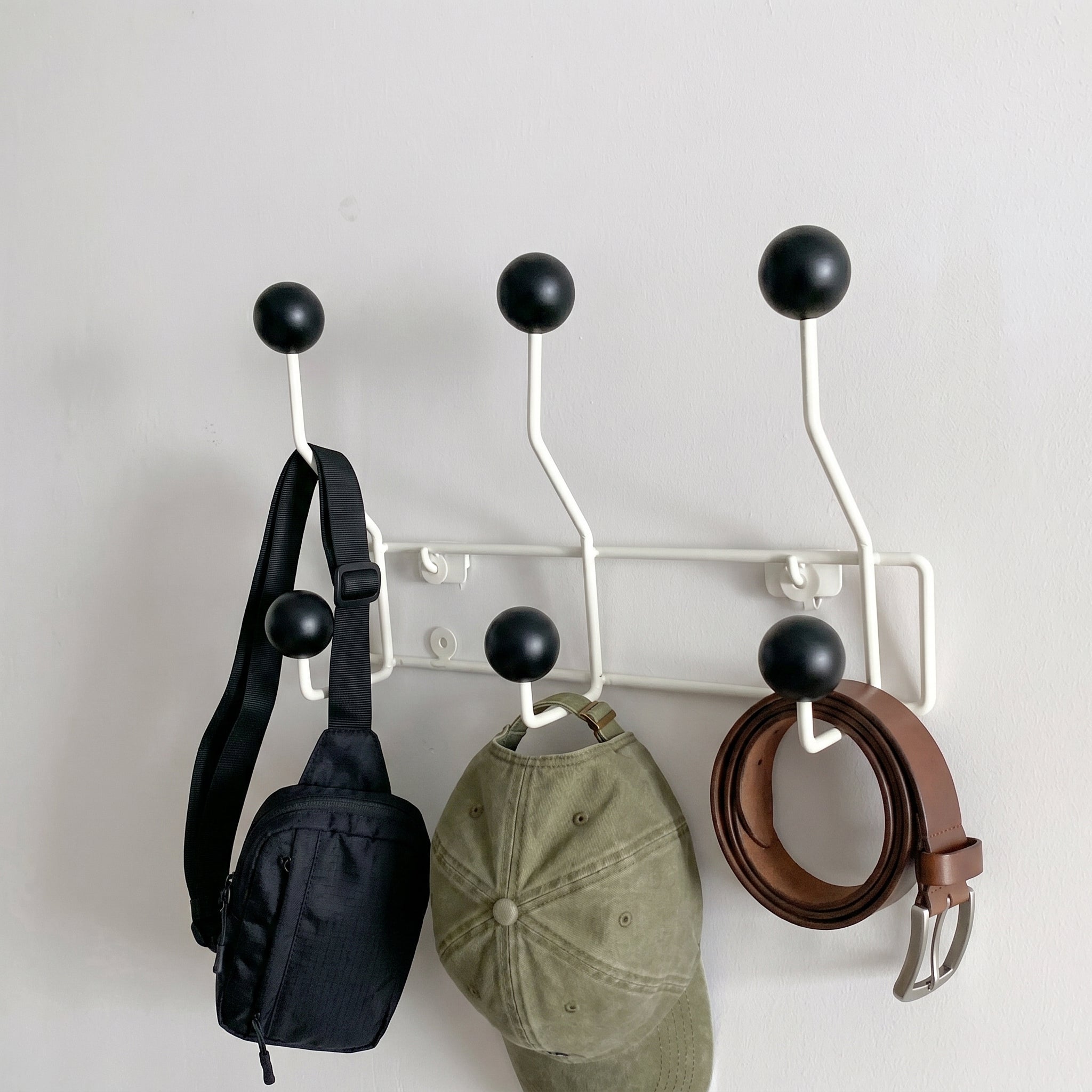 Wandmontiertes Gestell mit Kugelknöpfen - Haken - Schwarz - Voldeva