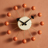 Dekorative Retro-Wanduhr im Kugel-Design