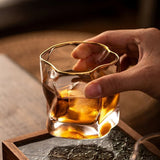 Whiskyglas mit Wellenmuster und goldenem Rand