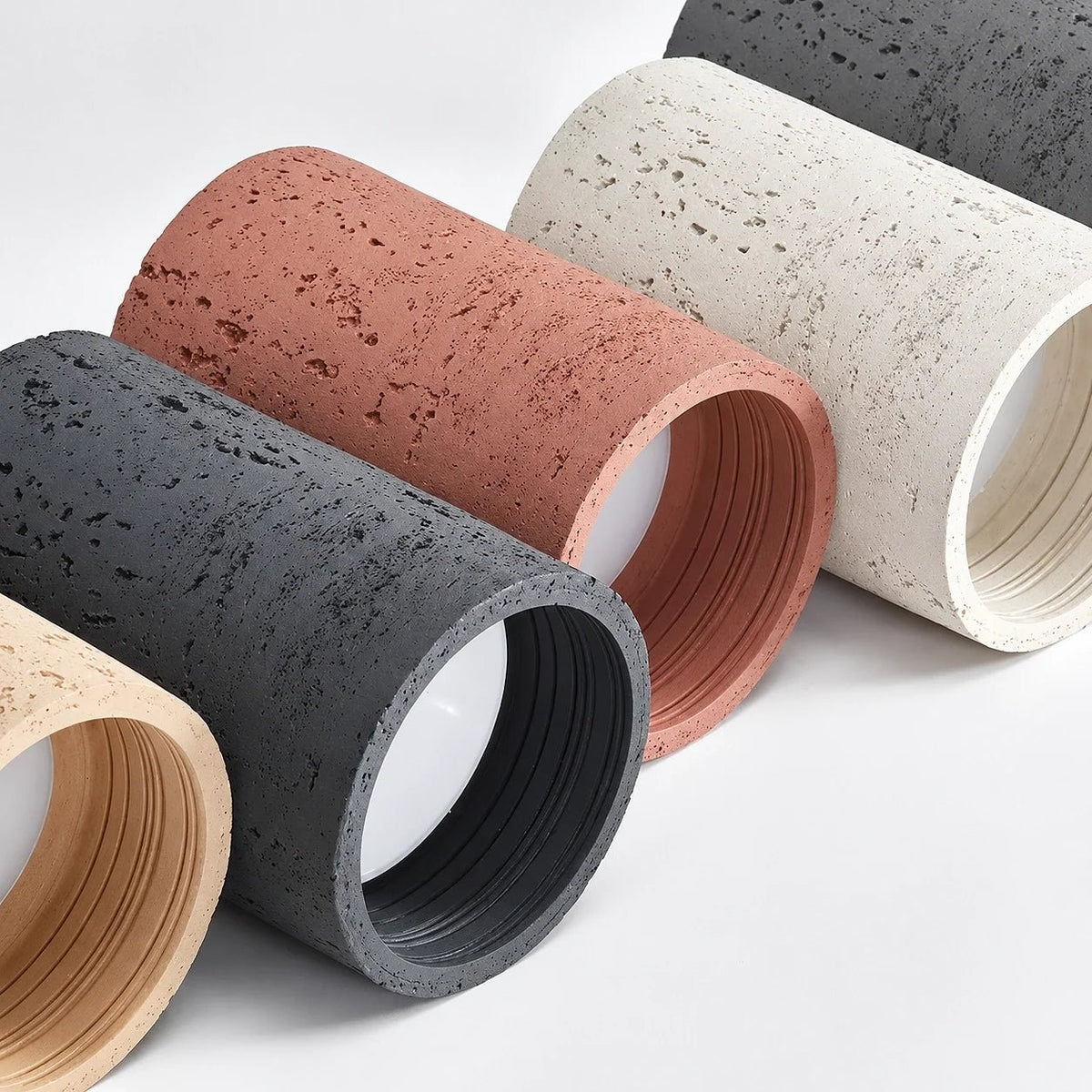 Zylindrische Deckenleuchte im Wabi-Sabi Design mit Travertin-Optik - Ceiling Light Fixtures - Schwarz - Voldeva