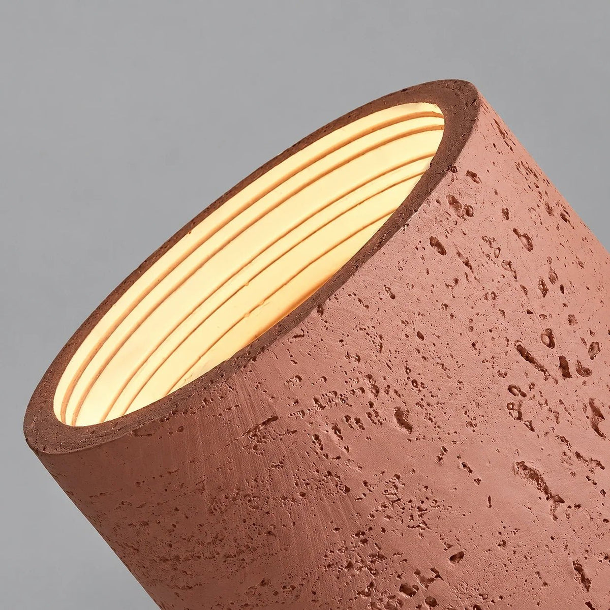 Zylindrische Deckenleuchte im Wabi-Sabi Design mit Travertin-Optik - Ceiling Light Fixtures - Rot - Voldeva